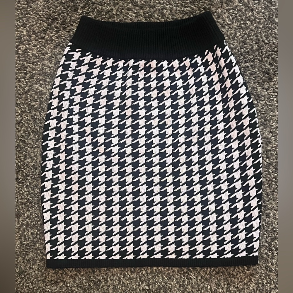 Express Houndstooth Print in Black and White(pale pink) | 2 Piece Set - Picture 6 of 10
